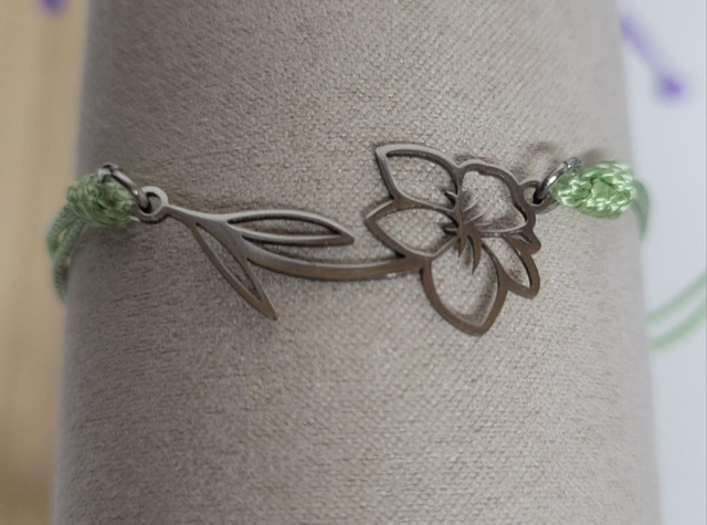 Bracelet simple fleur couleur argent 