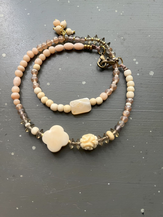 Bracelet ou collier perles anciennes ivoire et rose pâle