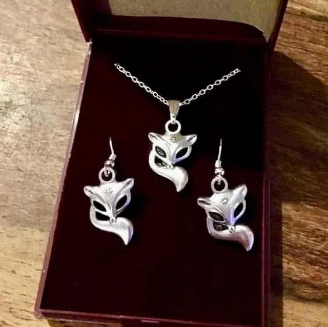 Fox Set 18” Silver Plated Chain &amp; Ear hooks