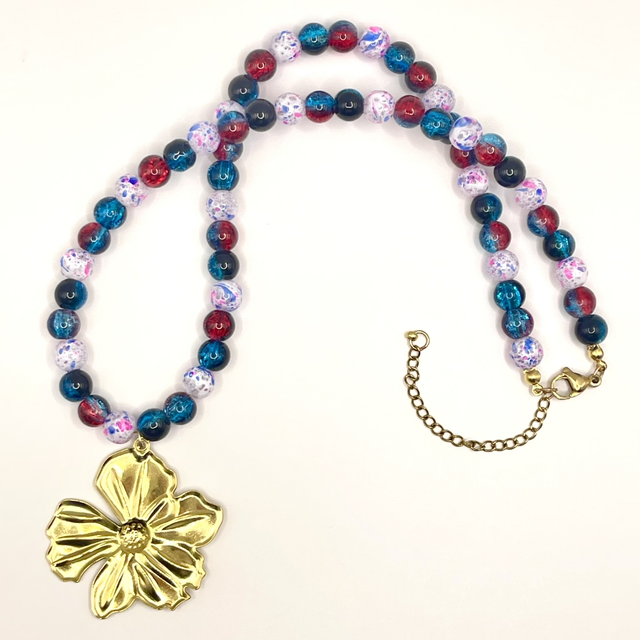 C15 - Collier perles verre tons bleu pendentif fleur