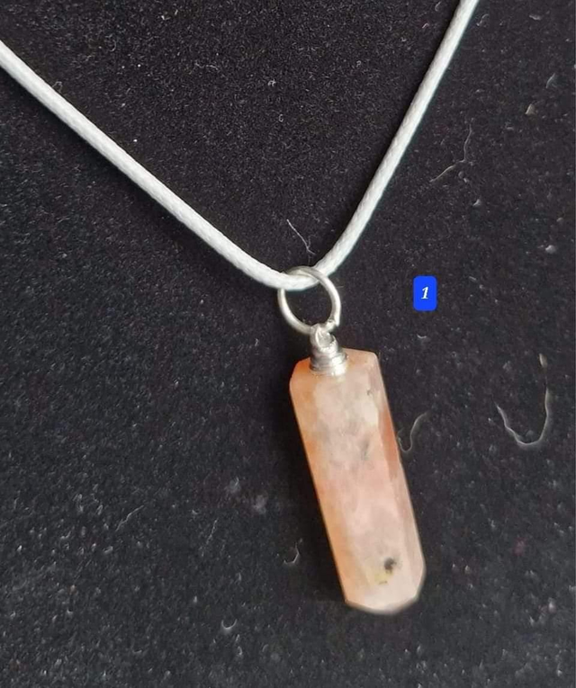 Pierre du soleil pointe avec cordon