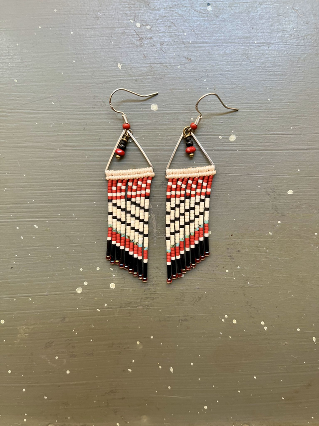 Longues boucles d&#039;oreille en macramé  à franges rouge foncé noir et ivoire