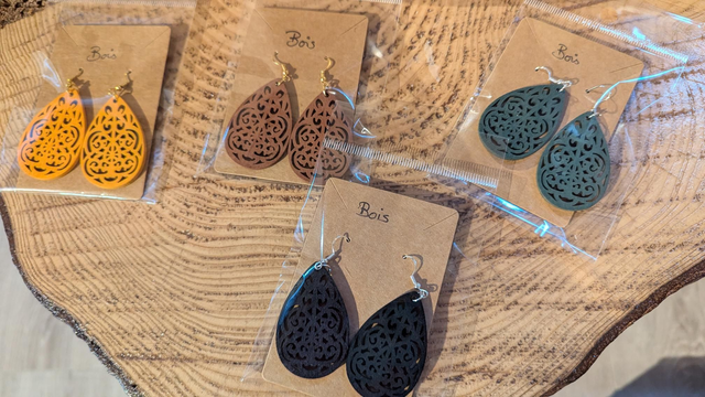 Boucle d&#039;oreilles en bois 