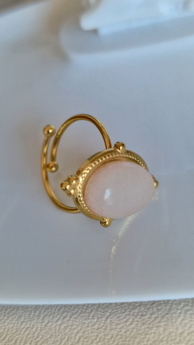 Anillo dorado clásico con cabujón rosa