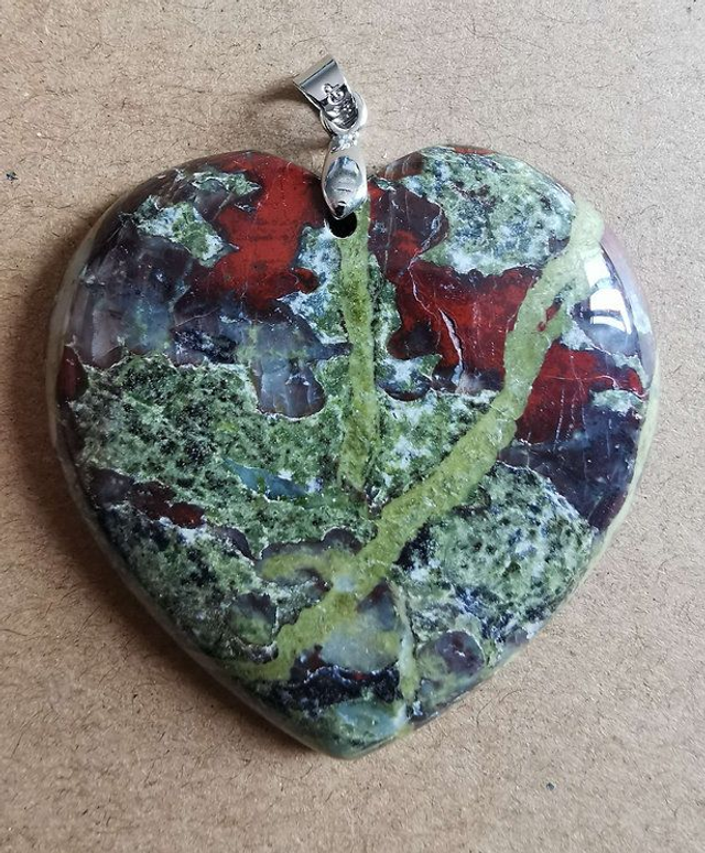 Grand pendentif en Jaspe dragon - cœur 