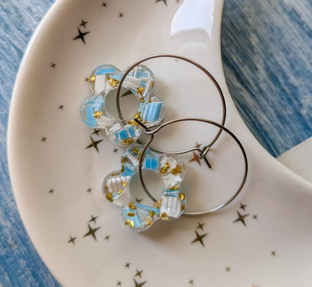 Aros de flor con trozos de tapones de botellas