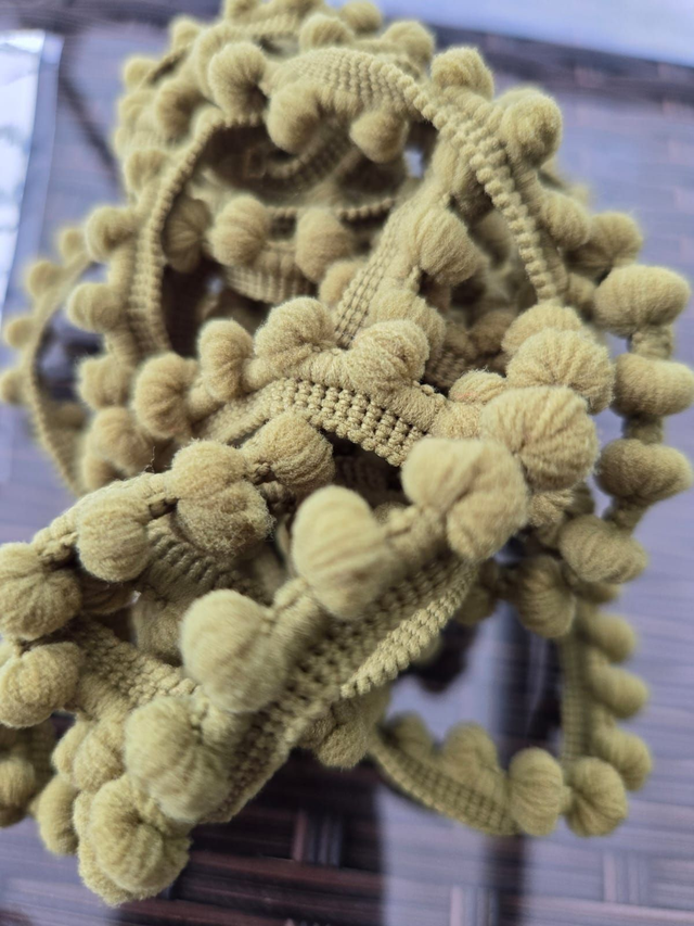 Galon pompon kaki 270 cm