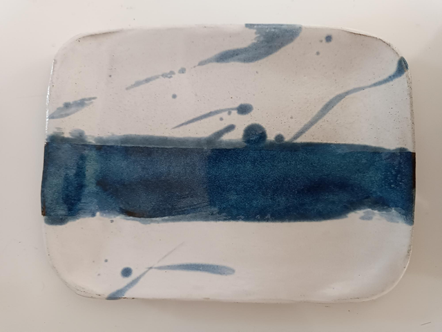 Plat émaux blanc bleu et petite tasse