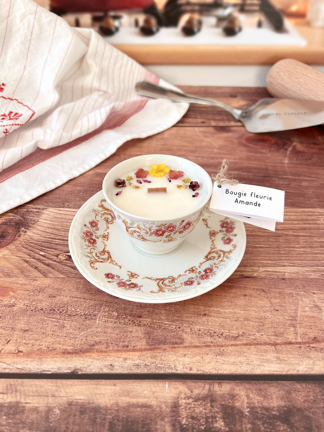 👑 Bougie Amande - tasse à café "fleurs et arabesques" avec sous-tasse - avec une fève dedans