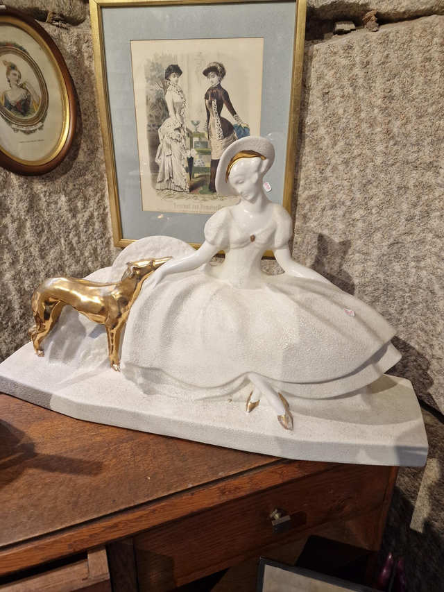 Sculpture La femme aux chiens art deco céramique 