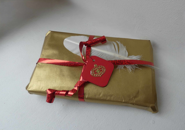 étiquettes cadeaux carrées rouges boules et sapins