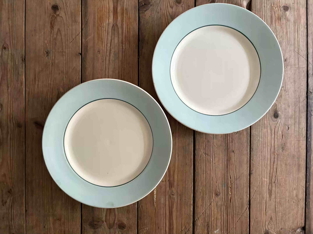 2 assiettes en faïence bleue verte années 50