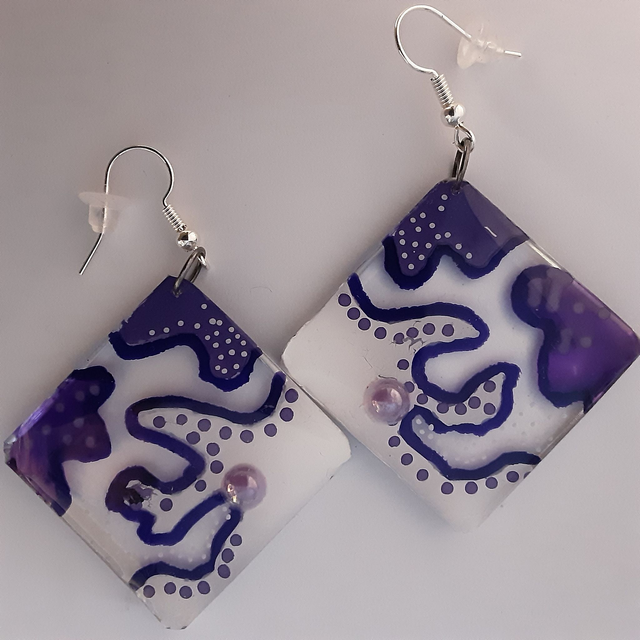 Boucle d’oreille carrée fond transparent et motif blanc et violet