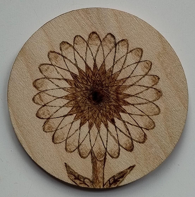 Magnet with flower design 