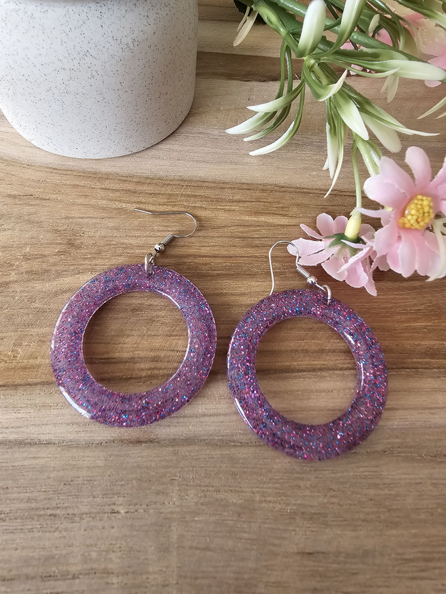 Boucles d’oreilles créoles résine -&quot;Rondes de Couleurs&quot;– Couleurs vitaminées et effet rétro chic paillettes violette