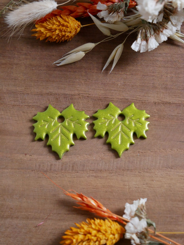 Feuilles d'érable vert brillant grandes