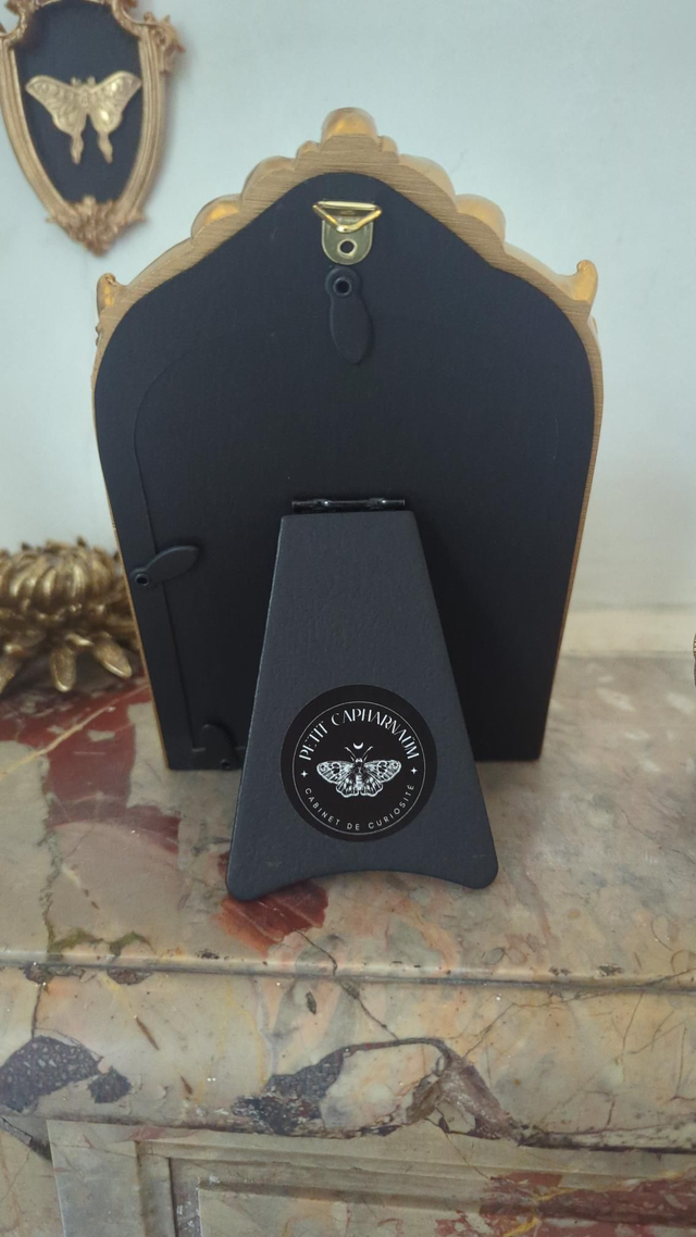 Cadre en arche dorée - cœur anatomique floral