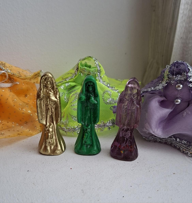 Statuette avec robe Santa Muerte 