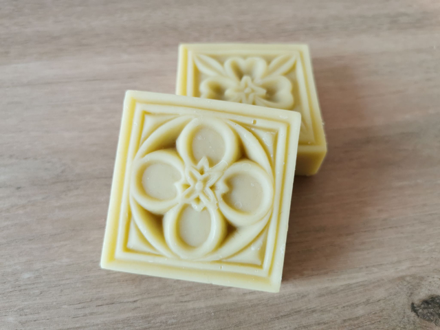 Motifs divers, moyen format - Savon doux artisanal au miel et au beurre de karité - Le Miel - motifs variés