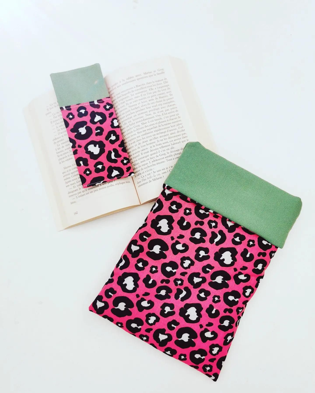 Pochette à livre de poche leopard rose/vert et marque-page