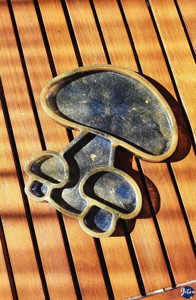 Plateau champignon en résine noir et doré