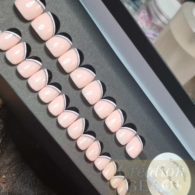 Black and White perfect Little Oval S créer sur commande délai de 7jours ouvrable