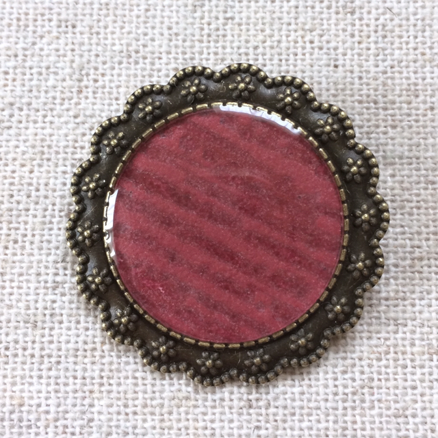 Broche support bronze fleur, papier peint grenat