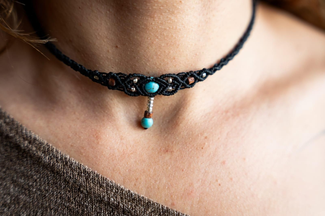 Collier ras de cou en micro-macramé noir et perles Turquoise 