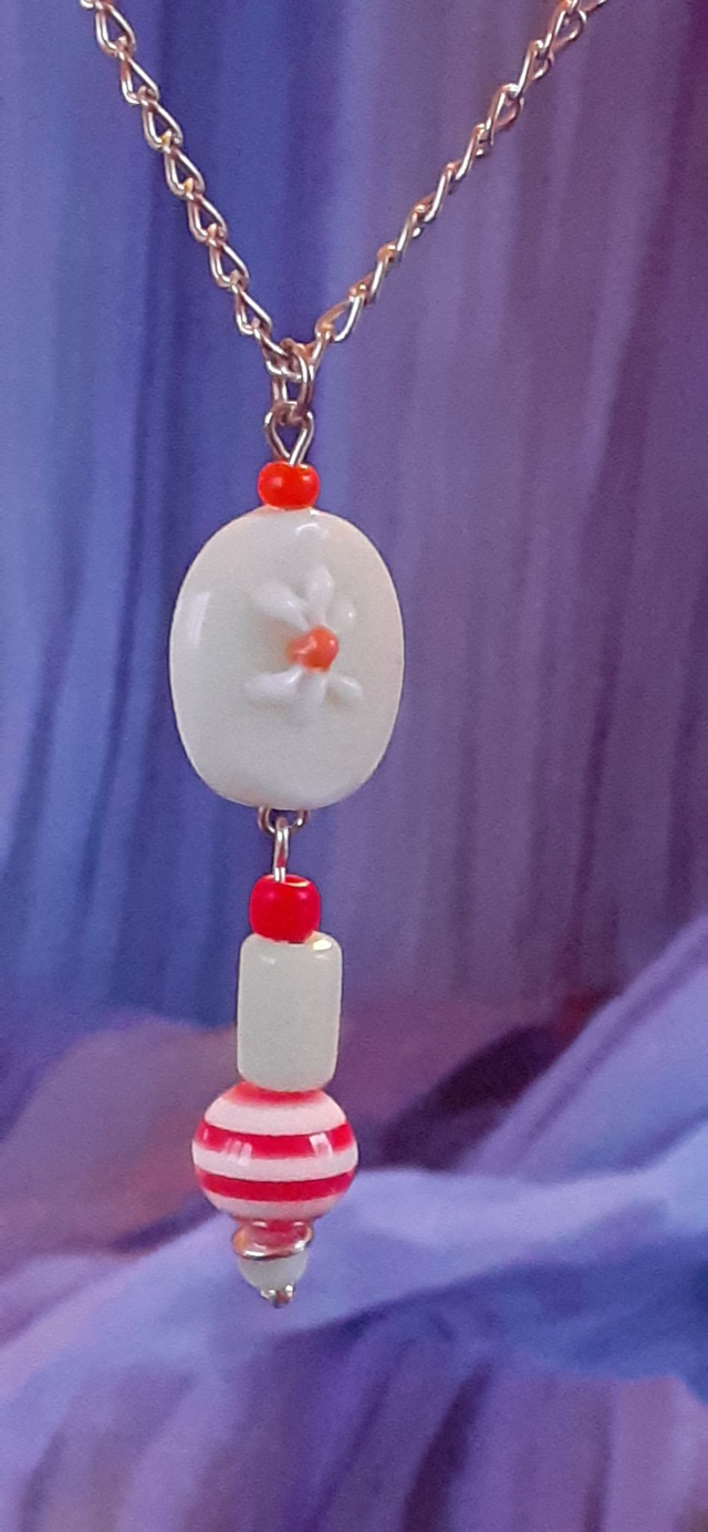 Xini Collier métal argenté, pendentif avec perles de verre ton bleu azuré et orange