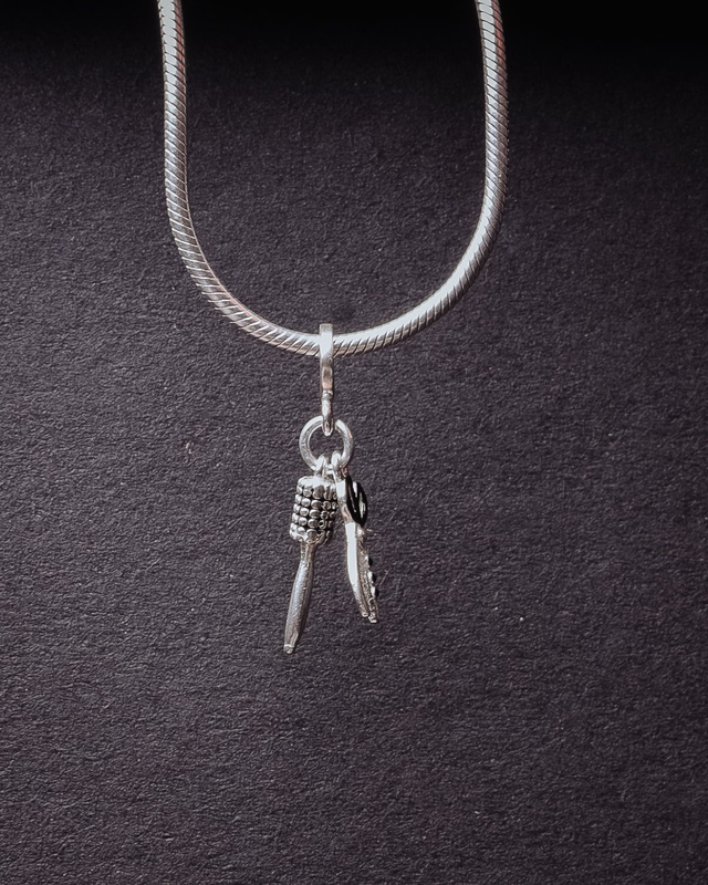 Berloque prata escova e tesoura