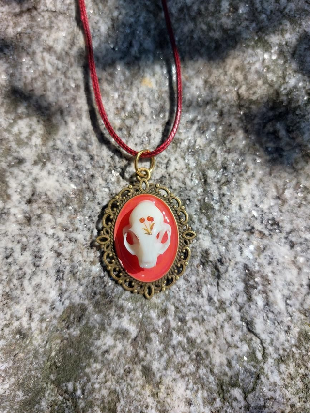 Pendentif crâne de chat baies