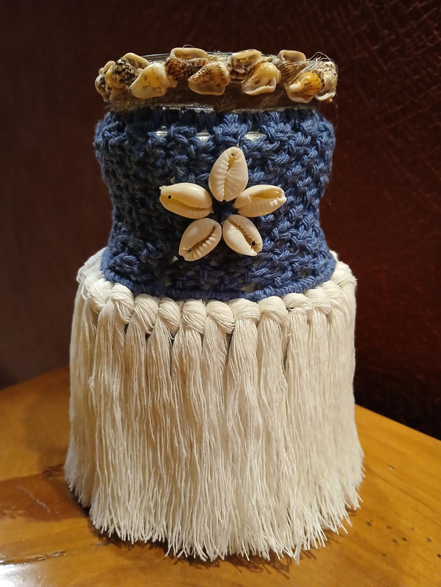 Photophore artisanal en macramé et coquillages