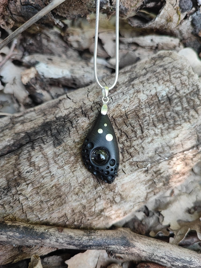 Pendentif en Bois d'Ébène du Gabon, Spinelle et Argent