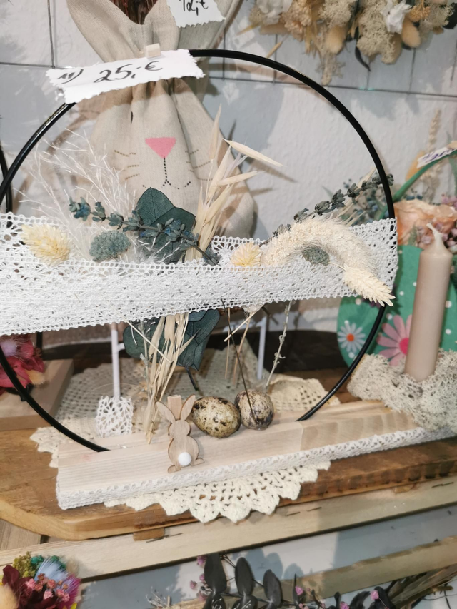 Kranz creme auf Kl�tzchen und kleiner Kerze