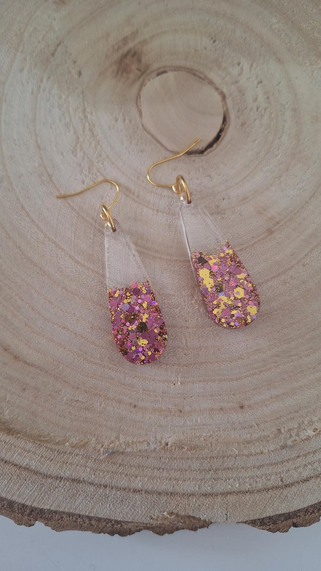 Boucles d&#039;oreilles dorées gouttes paillettes roses/dorées