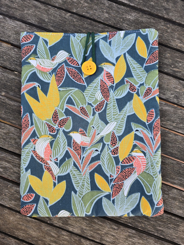 Funda de libro acolchada de pájaros en el bosque