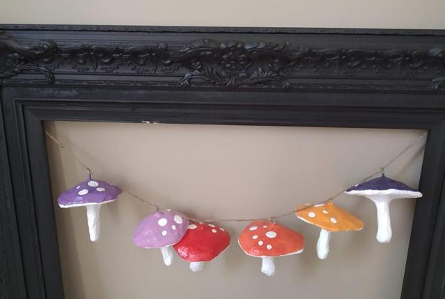 SIX CHAMPIGNONS POUR ORNEMENT, fait main en papier mâché, décoration original pour Noël, cadeau unique, 10 cm de haut