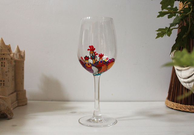 Joli verre à pied artisanale très coloré en cristal sur le thème original des poules et coqs Verre à vin peint à la main 