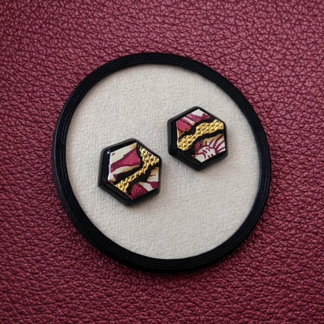 Orecchini a bottone esagonali Carmen Oro e rosso