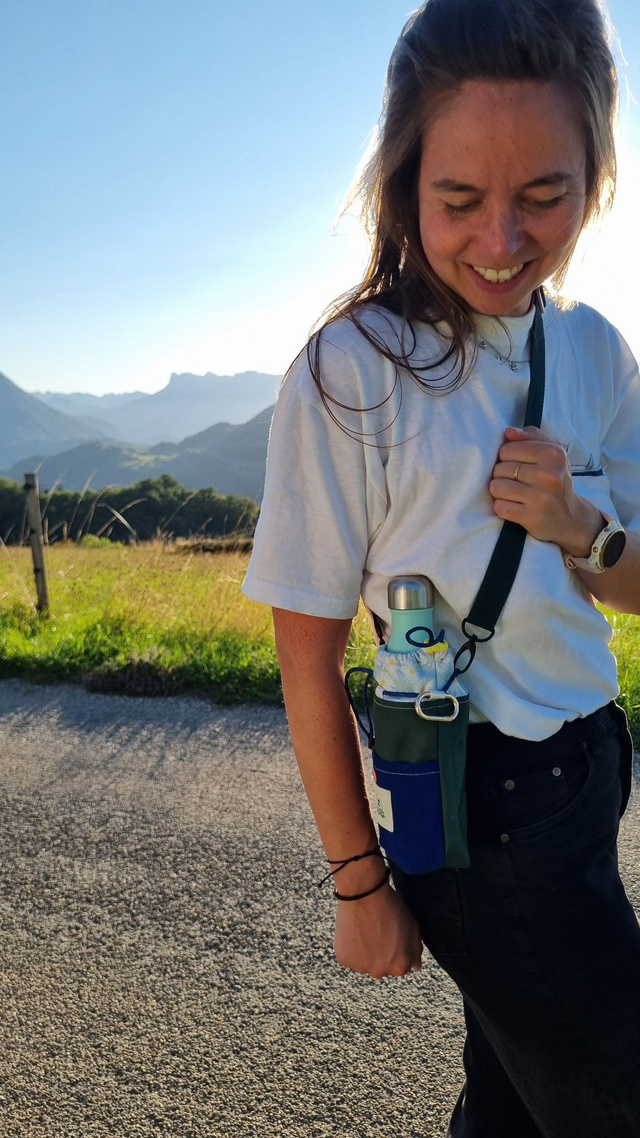 Porte-gourde upcyclé vert, marguerites