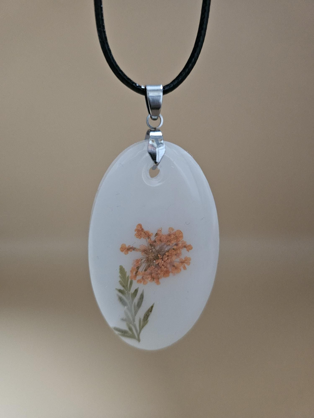Pendentif en résine - Oval Fleur orange sur fond blanc