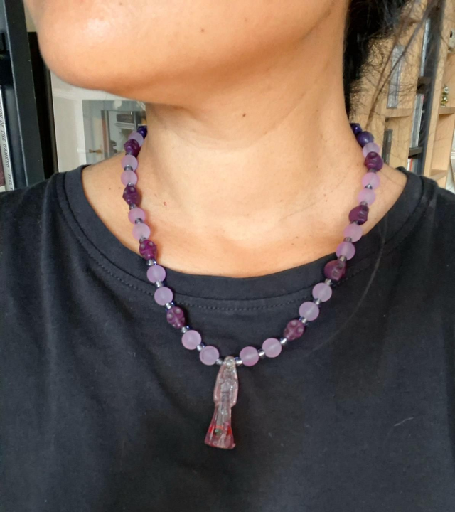 Petit collier Santa Muerte violet 