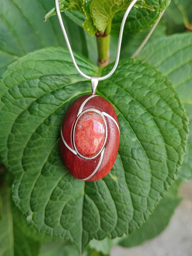 Pendentif en Bois de Racine de Narra Rouge, Corail Agatisé et Argent
