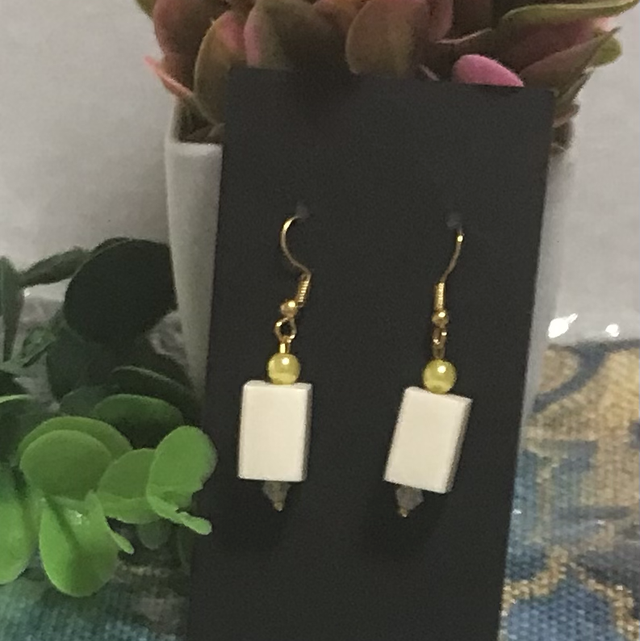 Cream Dangling Earrings-CDE09