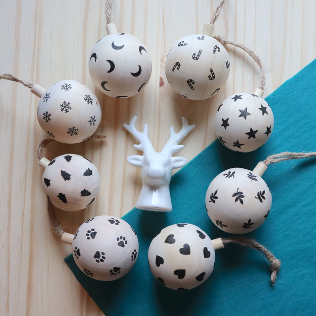 Boule de Noël en bois imprimée à la main