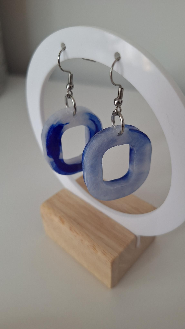 Boucles d&#039;oreilles ovales blanches et encre à alcool bleue