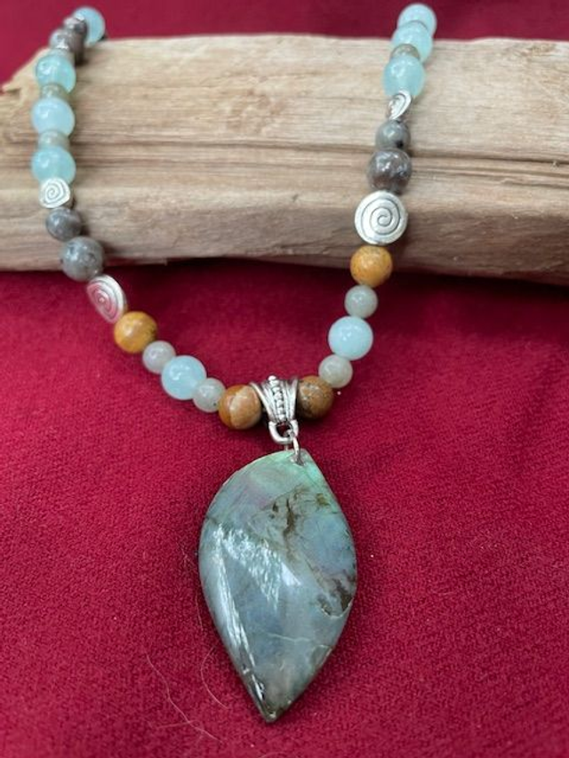 Collier sérénité, pièce unique en pierres semi précieuses , pendentif en labradorite, perles en angélite, labradorite, yooperlite, jaspe naturelle