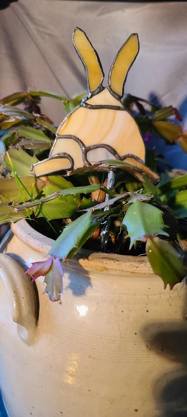 Lapin en verres blancs et beige opalescents.  Numéro 6