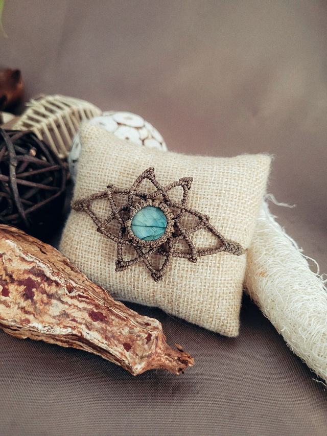 Bracelet mandala en micro-macramé et labradorite