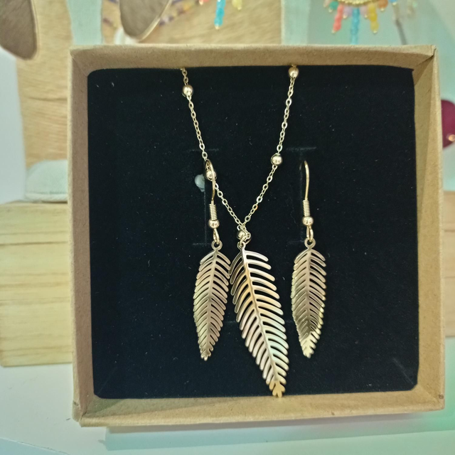Conjunto Pluma colgante y pendientes